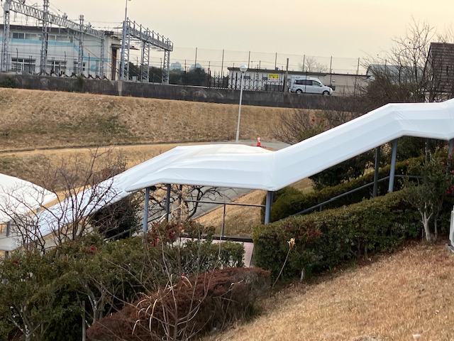 1年越しの雹被害　テント張替え