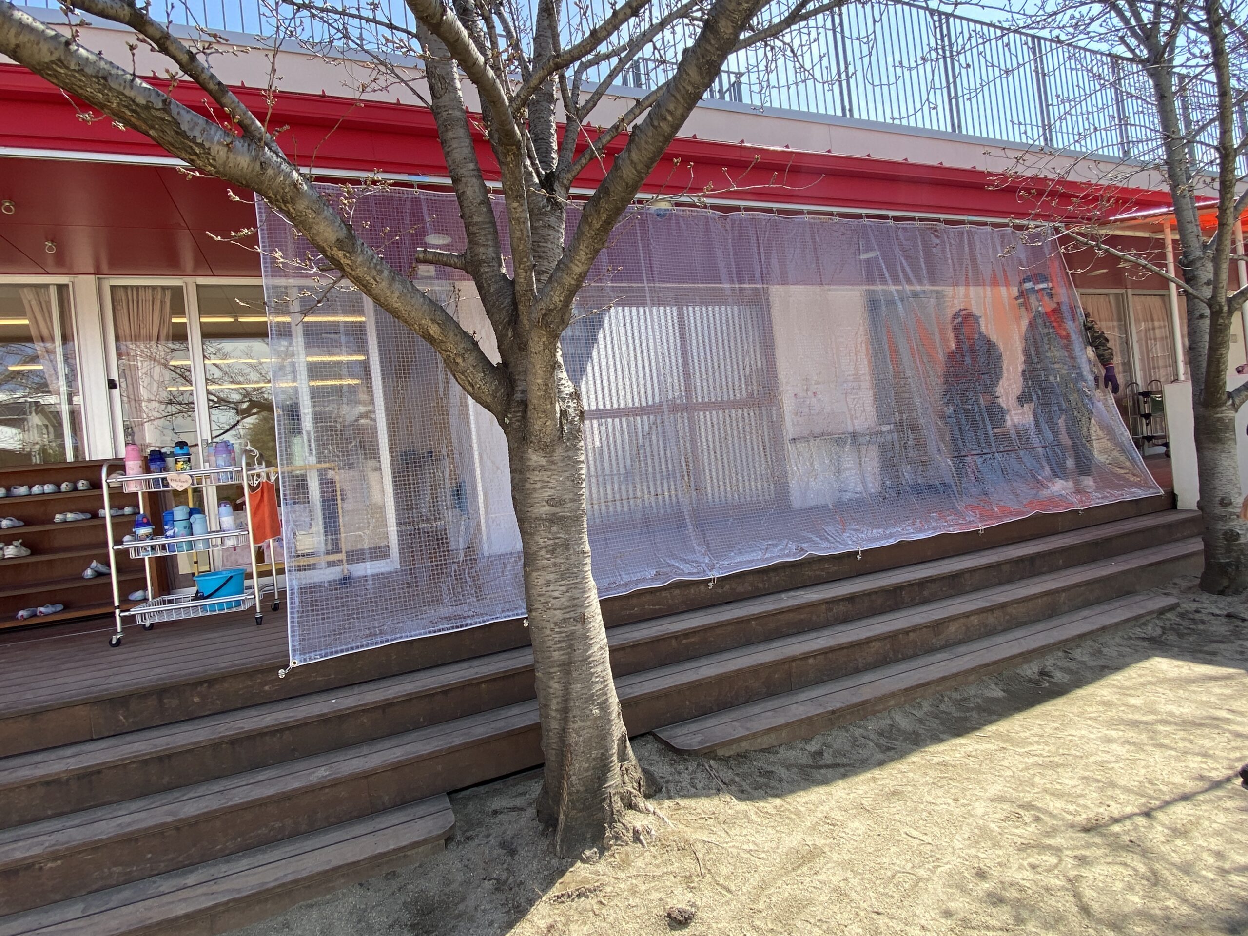 幼稚園廊下　吹降り防止ｶｰﾃﾝ新設